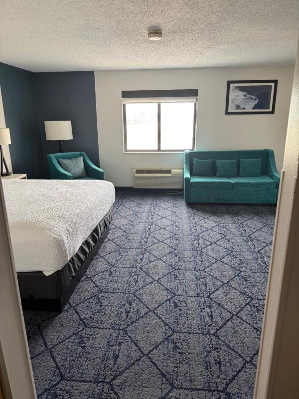 Deluxe King Room - Non-Smoking image 4