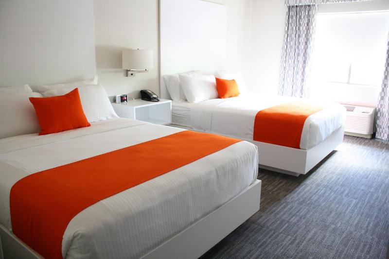 Queen Room with Two Queen Beds - Non-Smoking image 2