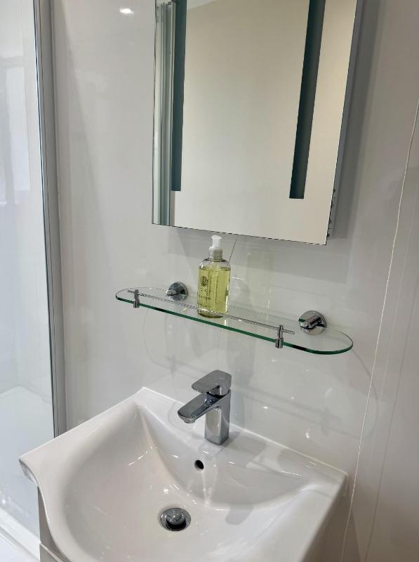 Twin Room with Shower image 3