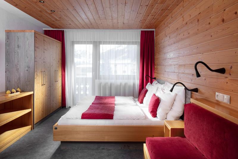 Deluxe Double Room with Balcony image 3