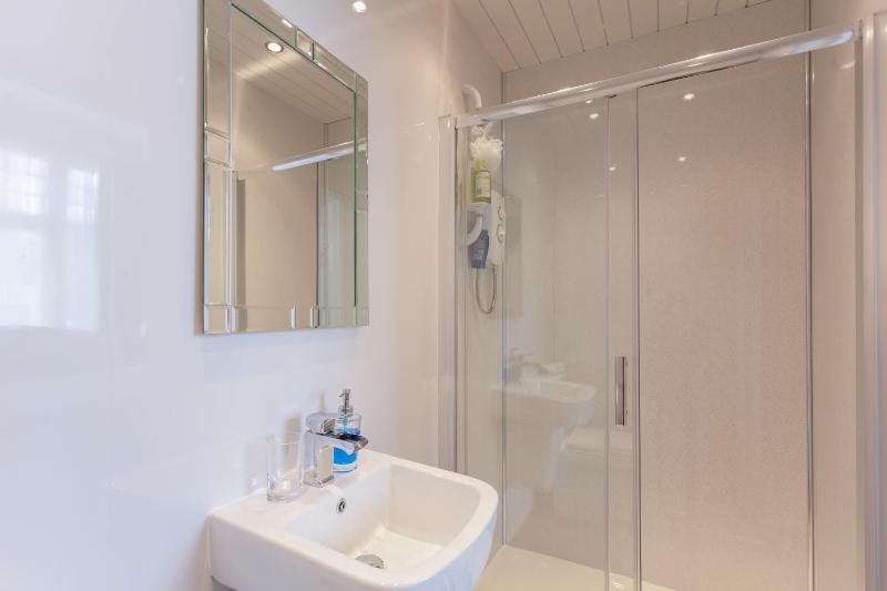 Large Double Room image 3