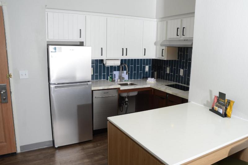 Queen Studio with Roll-In Shower - Disability Access - Non-Smoking image 1