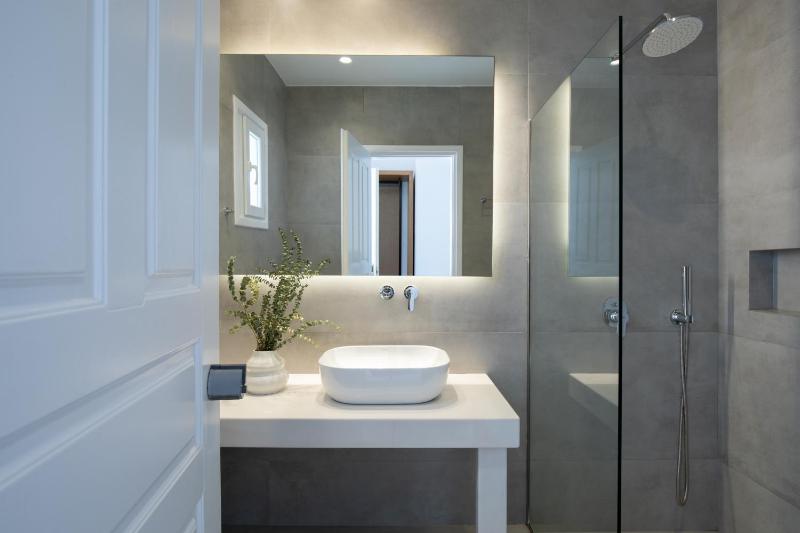 Deluxe Triple Room with Sea View image 3