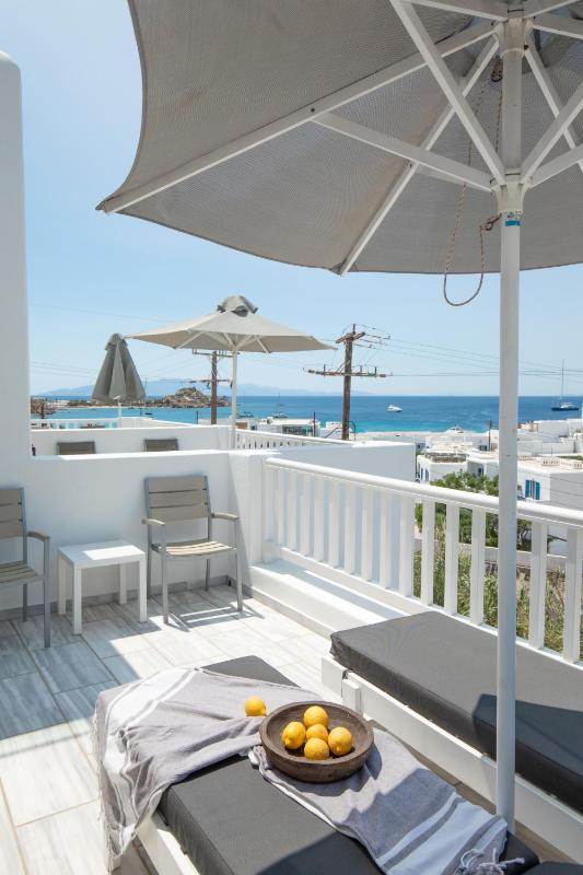 Deluxe Family Room with Side Sea View image 1