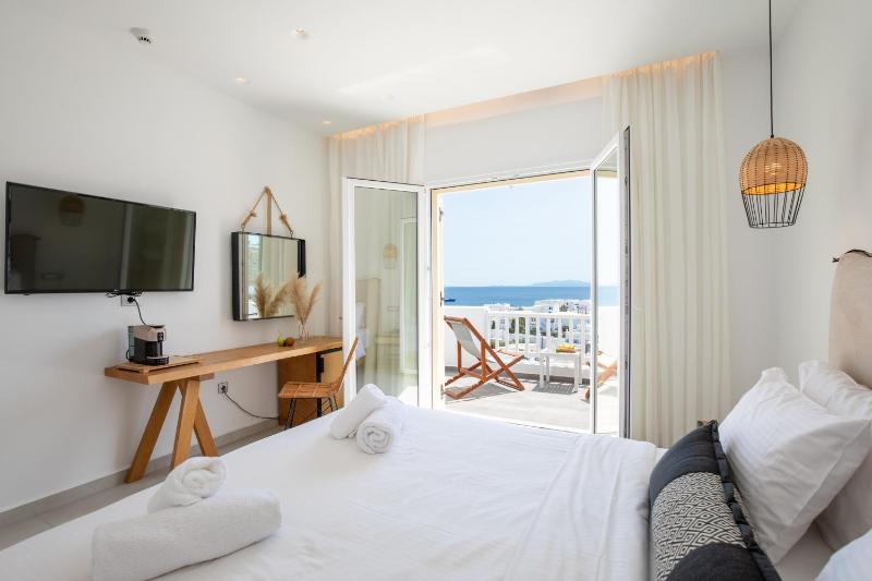 Deluxe Double or Twin Room with Sea View image 4