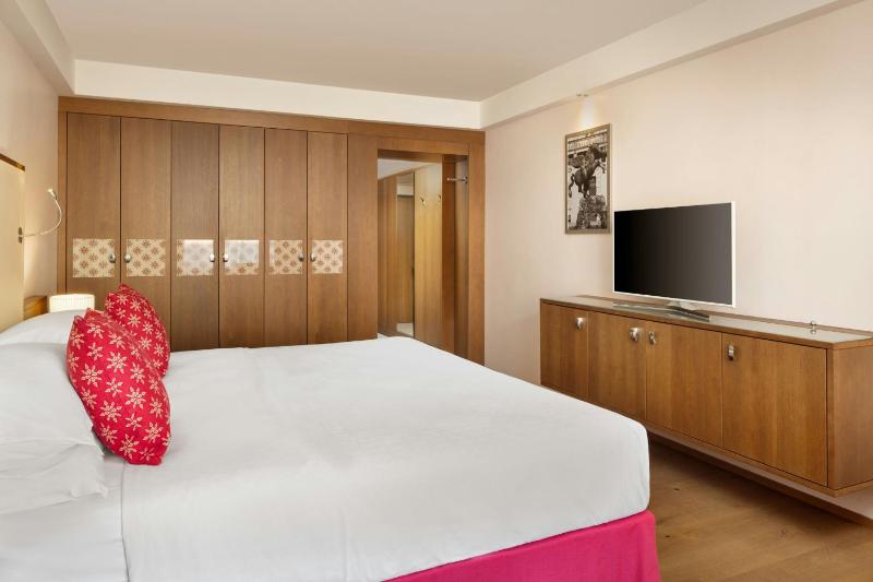 Classic Double Room image 3