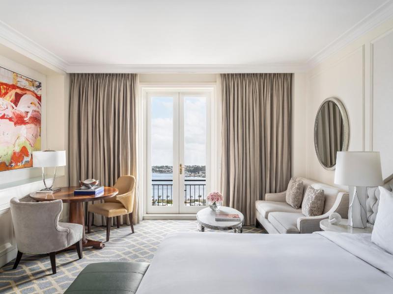 Deluxe King Room with Harbour View image 2