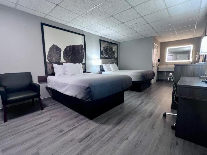 Queen Room with Two Queen Beds and Roll-in Shower - Mobility Accessible/Non-Smoking image 1