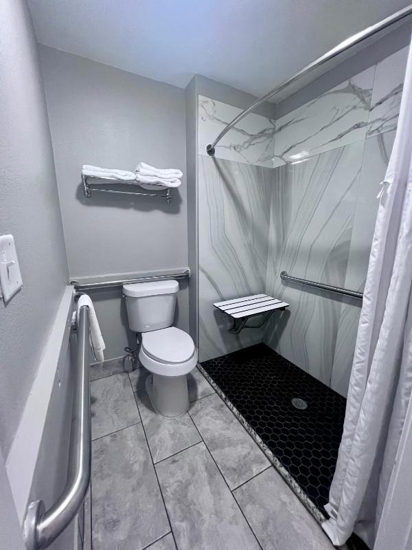 Queen Room with Two Queen Beds and Roll-in Shower - Mobility Accessible/Non-Smoking image 3