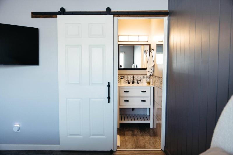 Luxurious Oasis w/Pool+Patio Just Min to Old Town! - image 33