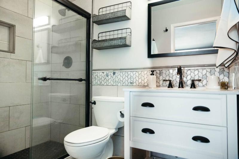 Luxurious Oasis w/Pool+Patio Just Min to Old Town! - image 10