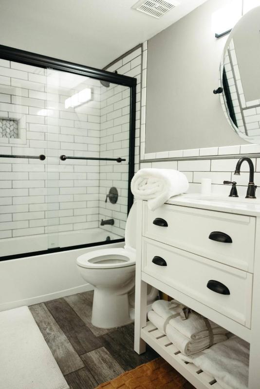 Luxurious Oasis w/Pool+Patio Just Min to Old Town! - image 2