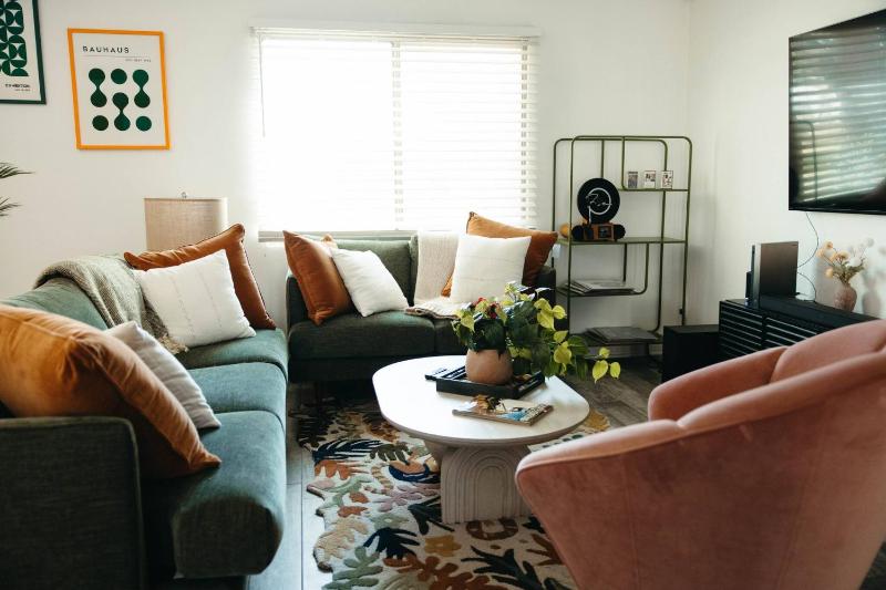 Luxurious Oasis w/Pool+Patio Just Min to Old Town! - image 15