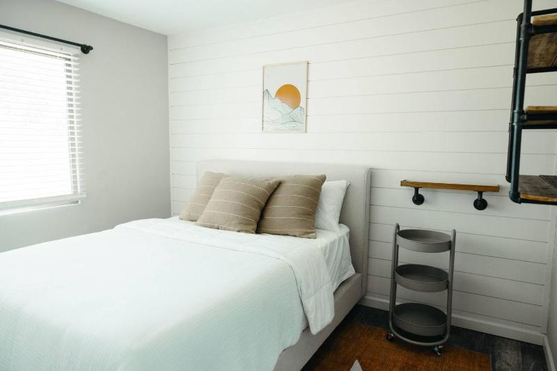 Luxurious Oasis w/Pool+Patio Just Min to Old Town! - image 32