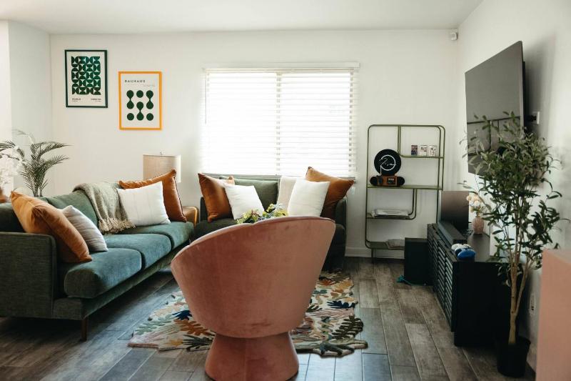 Luxurious Oasis w/Pool+Patio Just Min to Old Town! - image 21