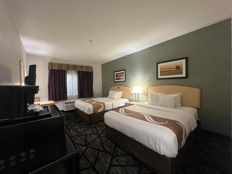 Queen Room with Two Queen Beds - Non-Smoking image 2