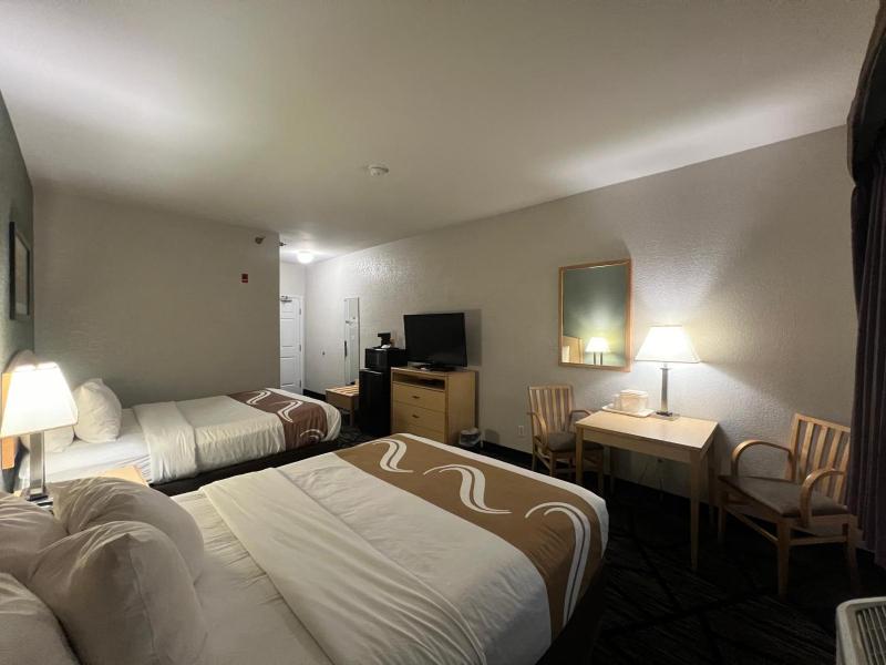 Queen Room with Two Queen Beds - Non-Smoking image 3