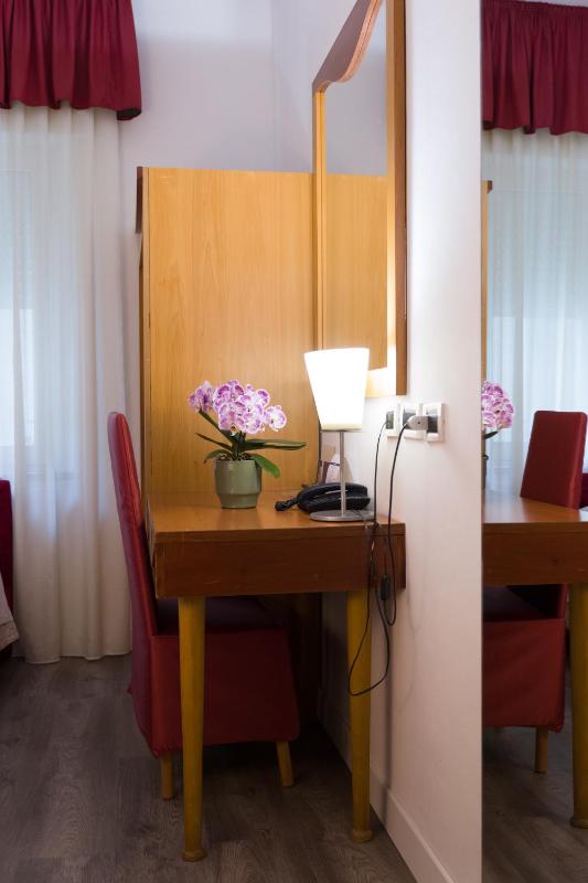 Single Room image 4