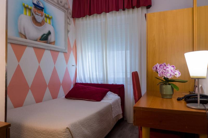 Single Room image 3