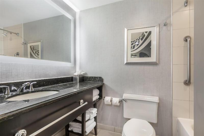 Queen Room with Two Queen Beds and Bath Tub - Mobility and Hearing Access/Non-Smoking image 2