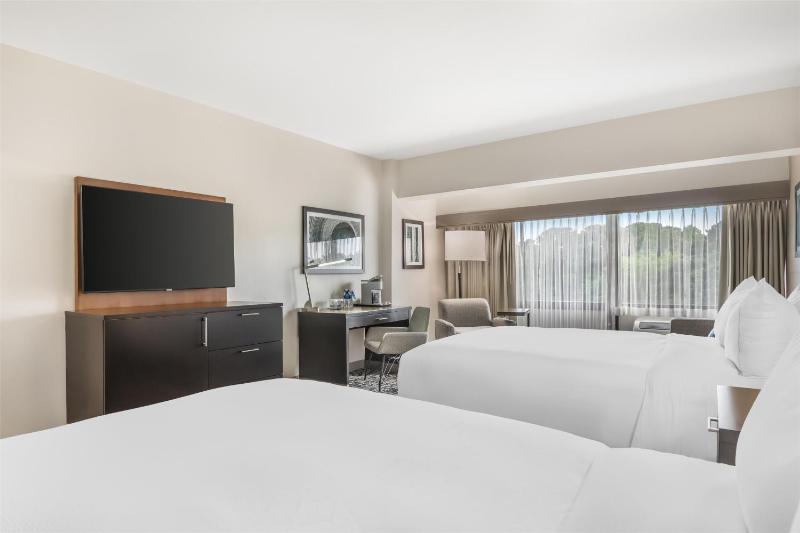 Queen Room with Two Queen Beds and Bath Tub - Mobility and Hearing Access/Non-Smoking image 3