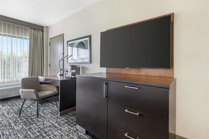 King Room with King Bed - Non-Smoking image 3