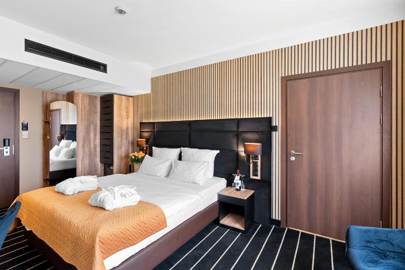 Double Room with Bath image 4