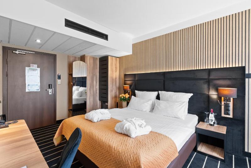 Double Room with Bath image 1