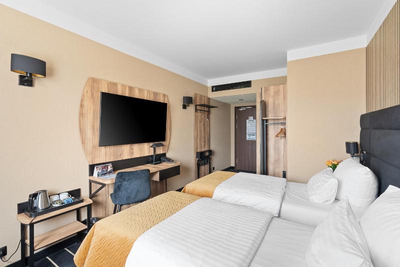 Business Twin Room image 3