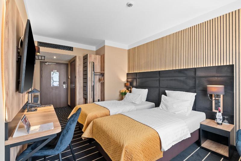 Business Twin Room image 4