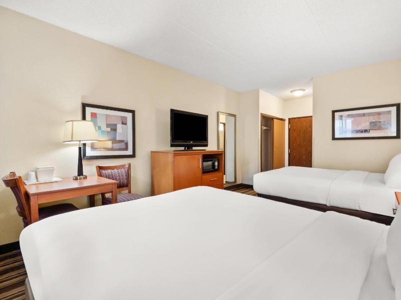 Queen Room with Two Queen Beds - Non-Smoking image 2