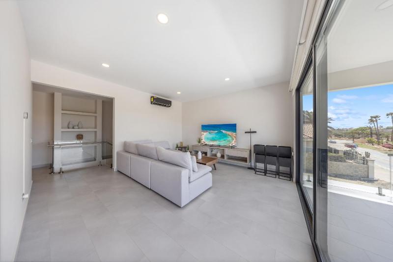 LUX 4BR and 3BA Villa with Pool Malmokweg 48 by Bocobay - image 8