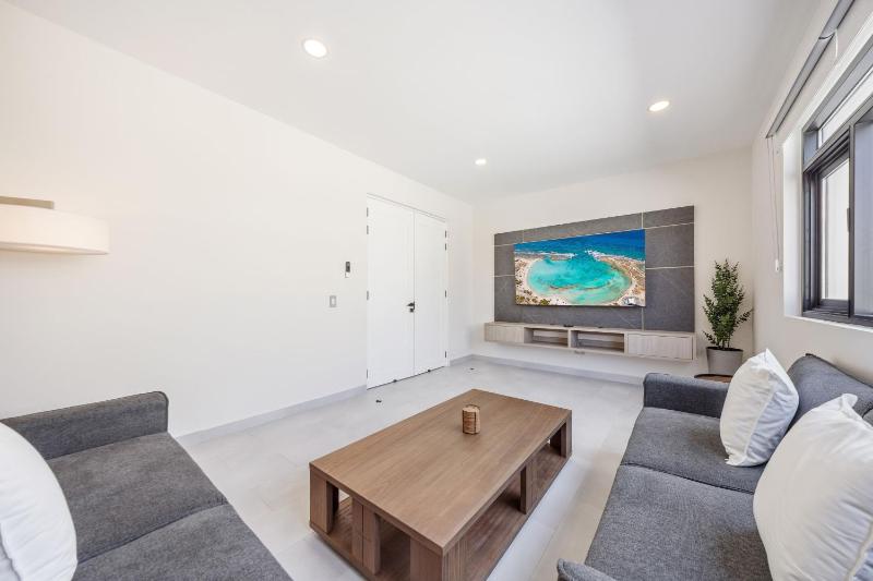 LUX 4BR and 3BA Villa with Pool Malmokweg 48 by Bocobay - image 15