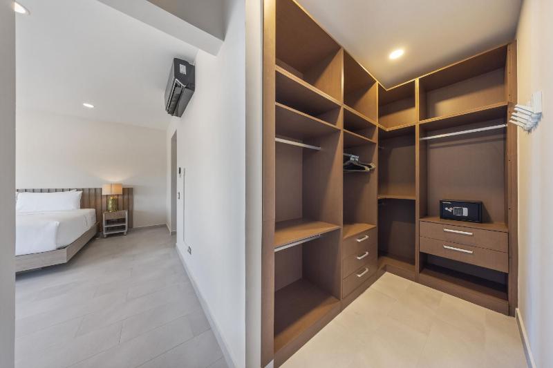 LUX 4BR and 3BA Villa with Pool Malmokweg 48 by Bocobay - image 12