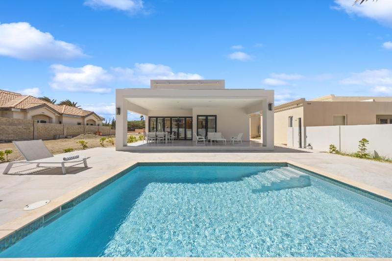 LUX 4BR and 3BA Villa with Pool Malmokweg 48 by Bocobay - image 1