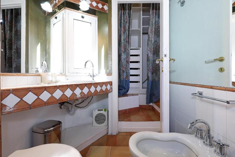 Three-Bedroom Apartment with View image 4