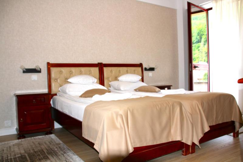 Economy Twin Room image 3