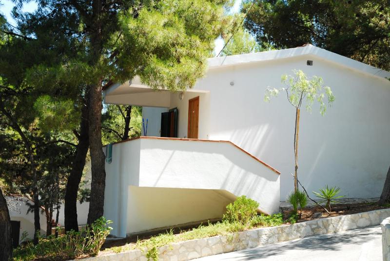 Three-Bedroom Bungalow (6 adults) image 2