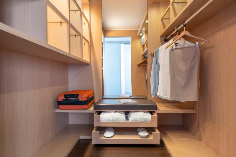 Suite with Sea and Old Town View image 4