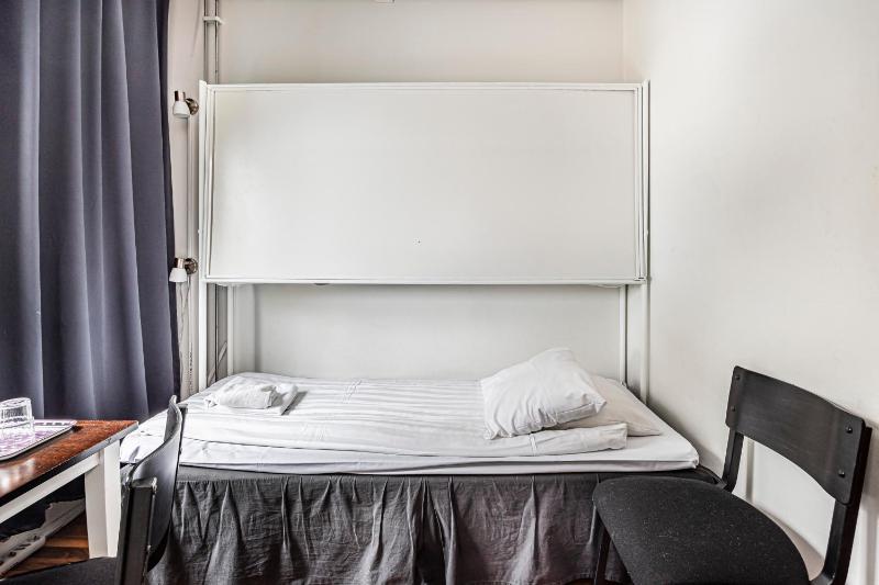 Economy Twin Room image 3