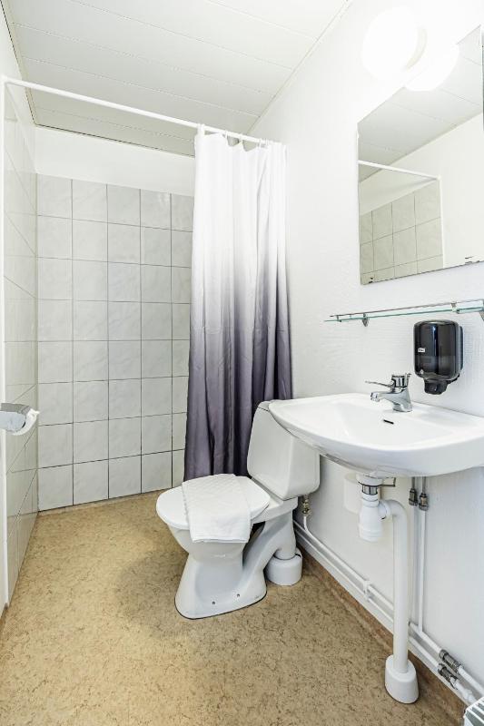Economy Twin Room image 2