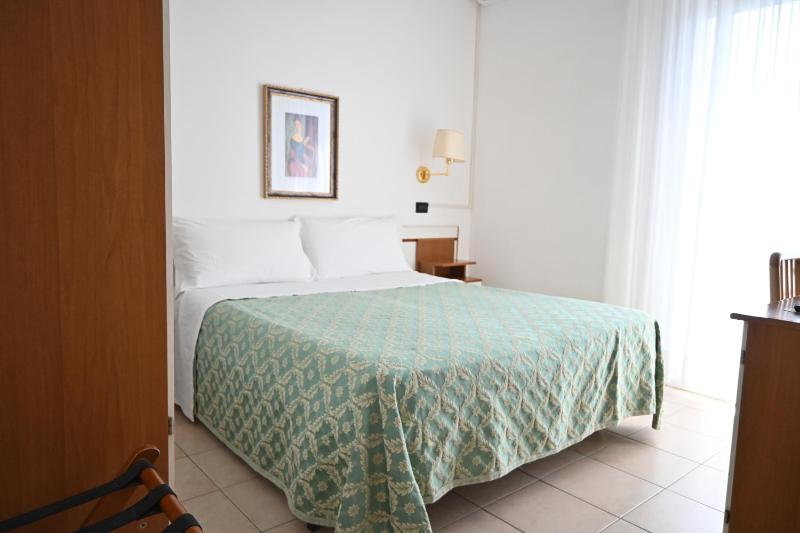 Economy Double Room image 3