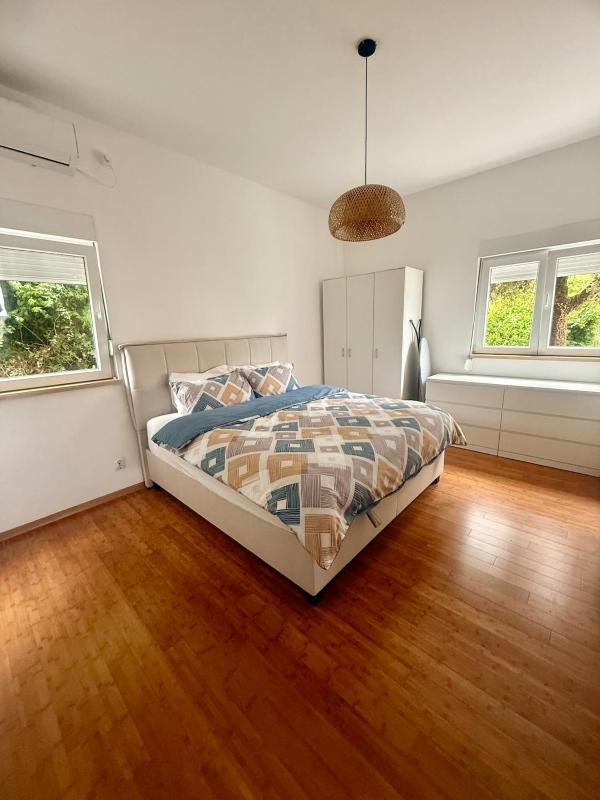 Beautiful Seaview Spacious two bedroom flat - image 2