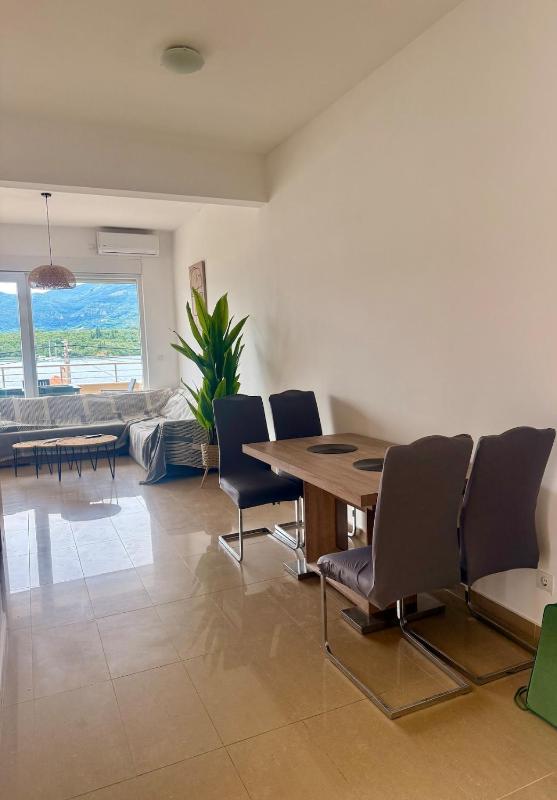 Beautiful Seaview Spacious two bedroom flat - image 12