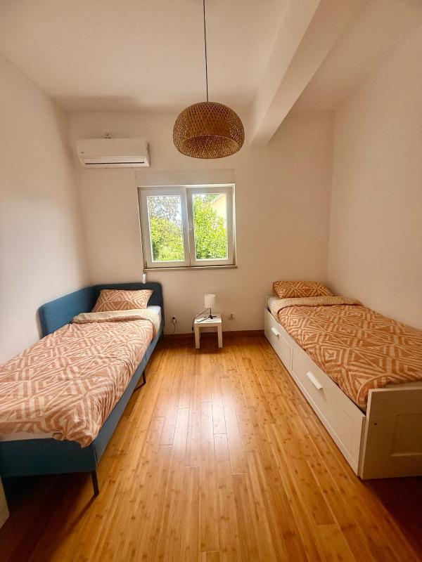Beautiful Seaview Spacious two bedroom flat - image 4