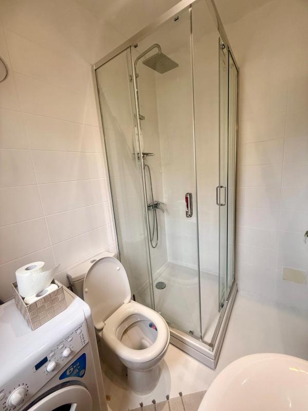 Beautiful Seaview Spacious two bedroom flat - image 8