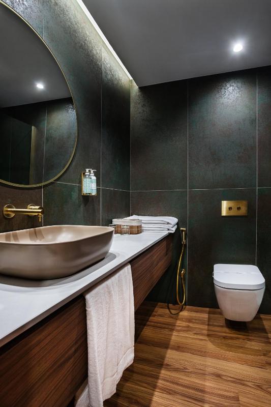 Superior Twin Room with Balcony image 4