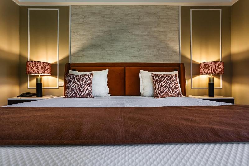 Superior Double Room with Balcony image 4