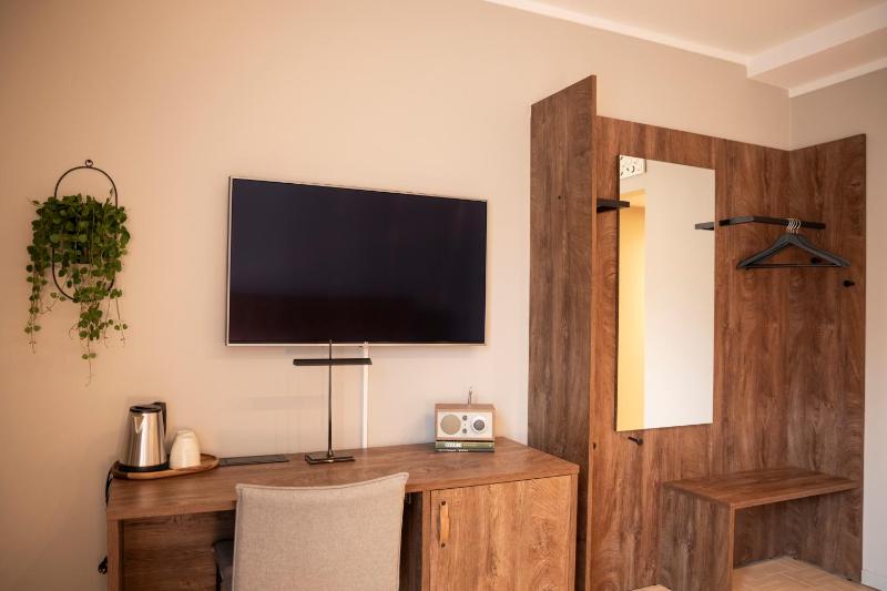 Standard Twin Room image 4