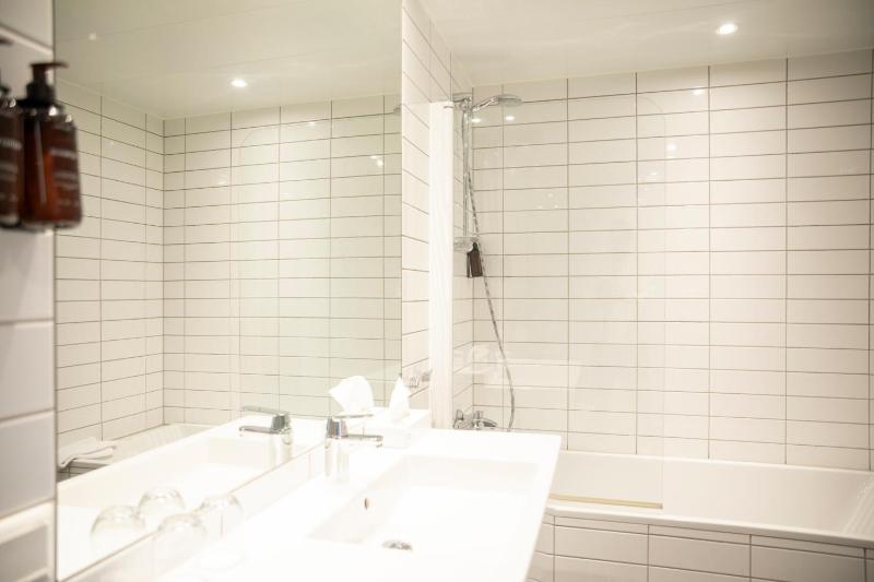 Deluxe Double Room with Balcony image 2